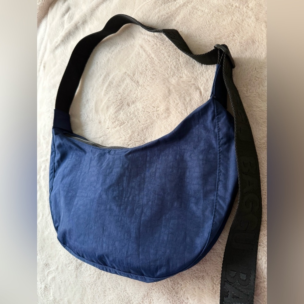 BAGGU Medium Nylon Crescent Bag Navy Black Strap NWOT - Picture 3 of 13